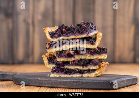 Nahaufnahme der blaubeerkuchen Stücke, hausgemachte Bio Dessert. Blueberry Tarte mit Walnuss. Stockfoto