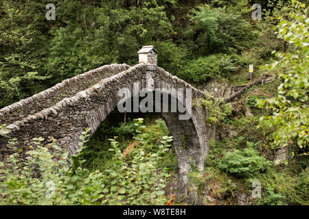 Die römische Brücke (Ponte Romano) aus dem 16. Jahrhundert auf der Melezza bei Intragna im italienischen Tessin in der Schweiz. Stockfoto