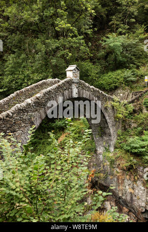 Die römische Brücke (Ponte Romano) aus dem 16. Jahrhundert auf der Melezza bei Intragna im italienischen Tessin in der Schweiz. Stockfoto