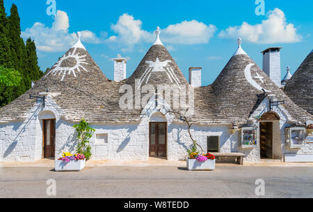Malerische Anblick in Alberobello, die berühmten Trulli in Apulien (Puglia), Süditalien. Stockfoto