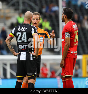 Charleroi, Belgien. 11 Aug, 2019. Schiedsrichter Bram Van Driessche gibt Anweisungen an Dorian Dessoleil von Charleroi und Faris Haroun von Antwerpen während der Jupiler Pro League Spieltag 3 zwischen Sporting Charleroi und Royal Antwerpen Fc am 11. August 2019 in Credit: Pro Schüsse/Alamy leben Nachrichten Stockfoto