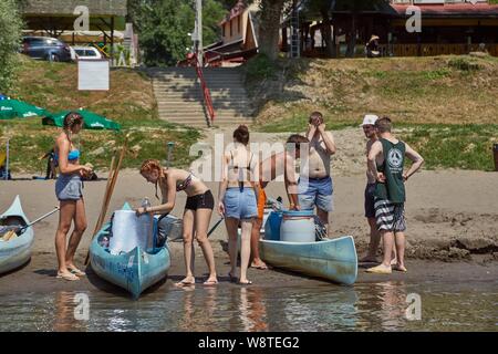 Kanus am Ufer Stockfoto