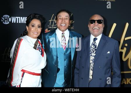 Frances Glandney, Smokey Robinson, Berry Gordy in der Ankunftshalle für HITSVILLE: DIE HERSTELLUNG VON MOTOWN Premiere, Harmony Gold Theater, Los Angeles, CA August 8, 2019. Foto von: Priscilla Grant/Everett Collection Stockfoto