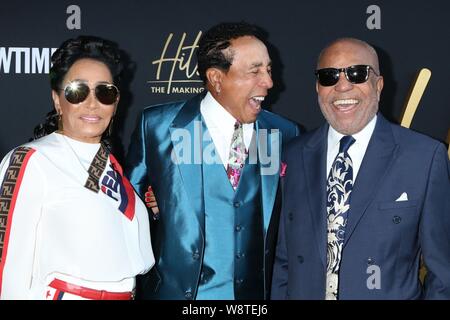 Frances Glandney, Smokey Robinson, Berry Gordy in der Ankunftshalle für HITSVILLE: DIE HERSTELLUNG VON MOTOWN Premiere, Harmony Gold Theater, Los Angeles, CA August 8, 2019. Foto von: Priscilla Grant/Everett Collection Stockfoto