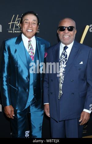 Smokey Robinson, Berry Gordy in der Ankunftshalle für HITSVILLE: DIE HERSTELLUNG VON MOTOWN Premiere, Harmony Gold Theater, Los Angeles, CA August 8, 2019. Foto von: Priscilla Grant/Everett Collection Stockfoto