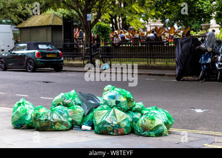 Müllsäcke auf der Straße, London, UK Stockfoto