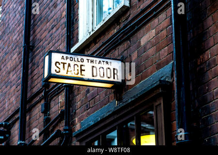 Stage Door Zeichen an einem Theater (Apollo Theater, London, UK) Stockfoto