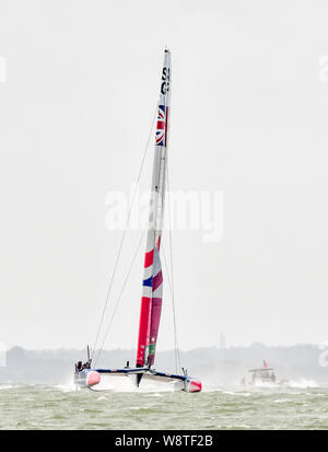 Cowes, Isle of Wight, Großbritannien. 11. August 2019. Großbritannien SailGP Team helmed durch Chris Draper während SailGP Cowes am 11. August 2019. Foto von Phil Hutchinson. Nur die redaktionelle Nutzung, eine Lizenz für die gewerbliche Nutzung erforderlich. Keine Verwendung in Wetten, Spiele oder einer einzelnen Verein/Liga/player Publikationen. Credit: UK Sport Pics Ltd/Alamy leben Nachrichten Stockfoto