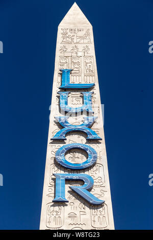 LAS VEGAS, NV/USA, 15. Februar 2016: Luxor Las Vegas Hotel und Casino und Logo. Luxor Las Vegas ist ein Hotel und Kasino auf dem Las Vegas Strip. Stockfoto