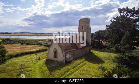 Ein Luftbild von Ramsholt Kirche. Eine schöne traditionelle Kirche mit einem runden Turm in der schönen Landschaft von Suffolk in der Nähe des Flusses Stockfoto