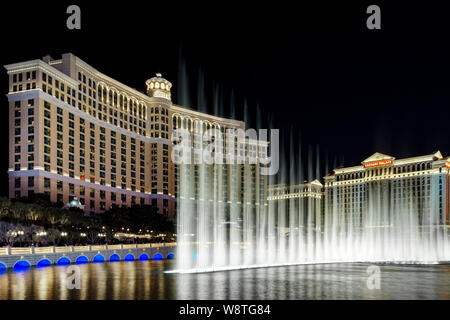 LAS VEGAS, NV/USA, 13. Februar 2016: Nacht Musik Brunnen an der im Bellagio Hotel und Kasino auf dem Las Vegas Strip. Das Bellagio ist im Besitz und wird Ope Stockfoto