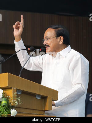 Chennai, 11.August 2019: Hororable Vice President von Indien, Shri Venkaiah Naiduduing die Buchvorstellung - Hören, Lernen & führenden Der stellvertretende Präsident von Indien von zwei Jahren im Amt wurde von Shri Amit Shah der Innenminister im Beisein des Gouverneurs von TN, Chief Minister von Tamil Nadu freigegeben worden, I&B Mi Prakash Jawdekar, Schauspieler Rajnikanth Prüfer Gurumurthy, Gopichand und andere. Seshadri SUKUMAR Stockfoto