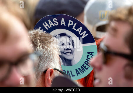 Des Moines, Iowa/USA - 10. August 2019: ein Verfechter von United States Senator und Demokratische Präsidentschaftskandidat Elizabeth Warren hält ein Zeichen Stockfoto