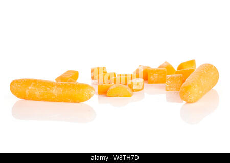 Gruppe von zwei ganze Menge Stücke der Verjährten orange abgestanden baby Karotte Baby auf weißem Hintergrund Stockfoto