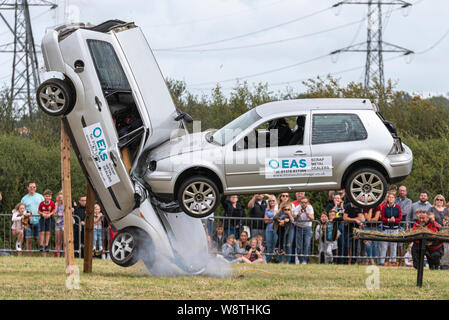 Scott May’s Daredevil Stunt Show in Rayleigh, Essex, Großbritannien. Auto springt und kracht in ein anderes Auto. Car Crash Stunt Stockfoto