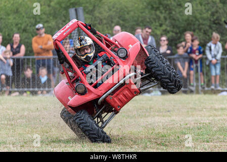 Scott May’s Daredevil Stunt Show in Rayleigh, Essex, Großbritannien. Buggy fährt auf zwei Rädern. Zweirädrige Fahrtrichtung Stockfoto