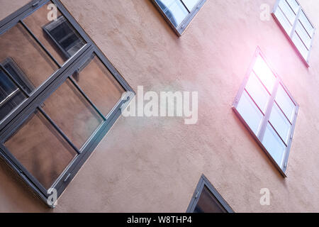 Teil der Fassade eines braunen historische Gebäude beleuchtet, die reflektierenden Fensterscheiben, in der Altstadt Gamla Stan in Stockholm, Schweden. Serie - st Stockfoto