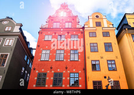 Teil der Fassade eines Rot Braun historische Gebäude beleuchtet, die reflektierenden Fensterscheiben, in der Altstadt Gamla Stan in Stockholm, Schweden. Serie Stockfoto