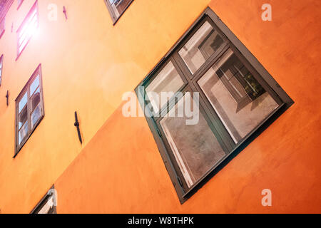 Teil der Fassade eines braunen historische Gebäude beleuchtet, die reflektierenden Fensterscheiben, in der Altstadt Gamla Stan in Stockholm, Schweden. Serie - st Stockfoto