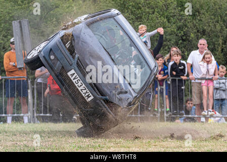 Scott's Mai waghalsigen Stunt Show an Rayleigh, Essex, Großbritannien. Auto Crash Überschlag Stunt. Rolling über und über Trick Stockfoto