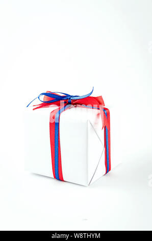 Rote, blaue und weiße Geschenkboxen auf weißem Hintergrund in den nationalen Farben von Amerika, Rußland oder England, das Konzept der Tag der Unabhängigkeit, eine nationale Stockfoto
