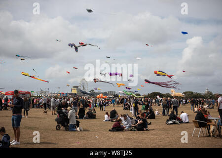 Menschenmassen beobachten, Drachen fliegen in Portsmouth internationale Drachenfest Stockfoto