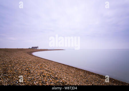 Eine lange Exposition der Wolken und Wasser am Kiesstrand Straße in Suffolk. Das Wasser hat auf einen milchigen Effekt genommen und es gibt eine Menge negativer Platz Stockfoto