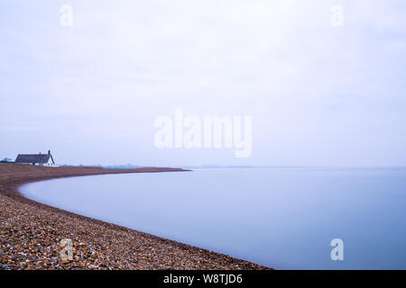 Eine lange Exposition der Wolken und Wasser am Kiesstrand Straße in Suffolk. Das Wasser hat auf einen milchigen Effekt genommen und es gibt eine Menge negativer Platz Stockfoto