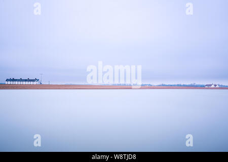 Eine lange Exposition der Wolken und Wasser am Kiesstrand Straße in Suffolk. Das Wasser hat auf einen milchigen Effekt genommen und es gibt eine Menge negativer Platz Stockfoto