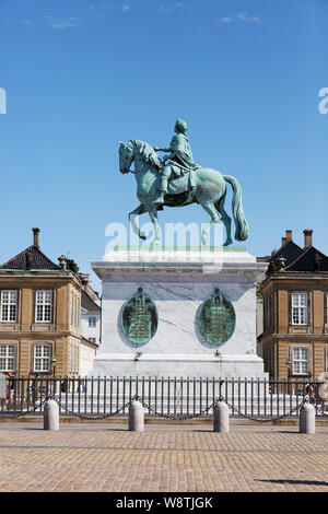 18. Jahrhundert Bronze Statue von König Frederik V. von Dänemark, Schloss Amalienborg Square, Kopenhagen Dänemark Skandinavien Stockfoto