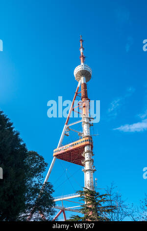 Tbilisi TV Tower auf dem Mtatsminda - Georgien. Technologie. Stockfoto