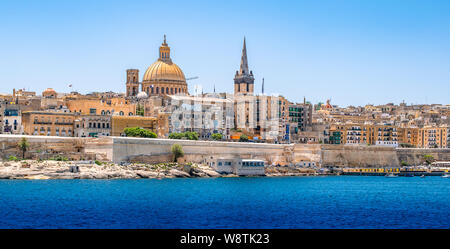 Panoramablick auf die Skyline und den Hafen von Valletta, Malta. Stockfoto