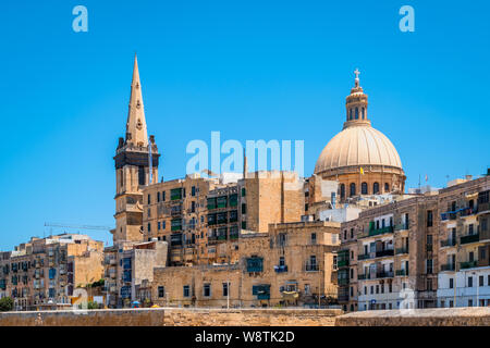 Blick auf die Kathedrale und der Glockenturm in der Altstadt von Valletta, Malta. Stockfoto