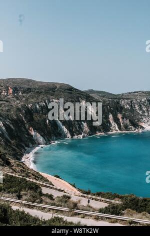 Vertikale Luftaufnahme eines schönen Sees neben hoch Steile Berge und Hügel Stockfoto