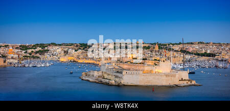 Panoramablick auf die Landschaft von Valletta Grand Harbour in der Nacht, Valletta, Malta. Stockfoto
