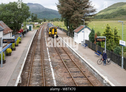 Fahrgast mit Fahrrad für ScotRail am Bahnhof Strathcarron Station, Wester Ross, NW Highlands von Schottland. Stockfoto