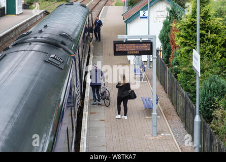 Fahrgast mit Fahrrad für ScotRail am Bahnhof Strathcarron Station, Wester Ross, NW Highlands von Schottland. Stockfoto