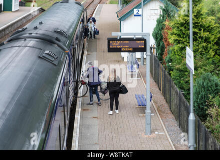 Fahrgast mit Fahrrad für ScotRail am Bahnhof Strathcarron Station, Wester Ross, NW Highlands von Schottland. Stockfoto