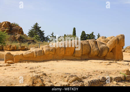 Riesige Telamon, Atlas, die Statue des Zeus Tempel im Tal der Tempel von Agrigento, Sizilien, Italien ruiniert. UNESCO-Weltkulturerbe. Stockfoto