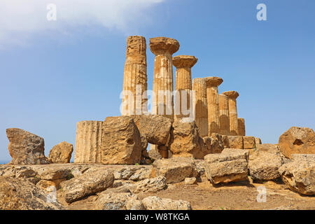 Tempel des Herakles Spalten in der berühmten antiken Tal der Tempel von Agrigento, Sizilien, Italien ruiniert. UNESCO-Weltkulturerbe. Stockfoto