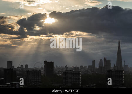 London, Großbritannien. 11 August, 2019. UK Wetter: dramatischer Sonnenuntergang am Abend strahlen über die Stadt einschließlich Der Shard Wolkenkratzer und London Eye Riesenrad Wahrzeichen. Credit: Guy Corbishley/Alamy leben Nachrichten Stockfoto