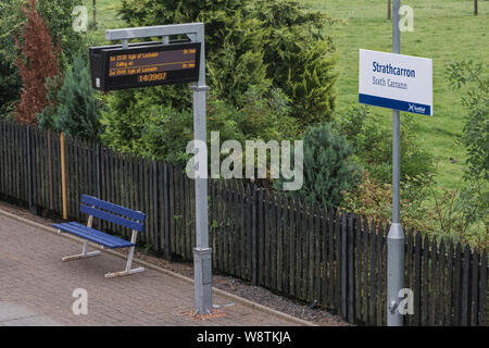 Schilder & Sitz bei Strathcarron Station, Wester Ross, NW Highlands von Schottland Stockfoto