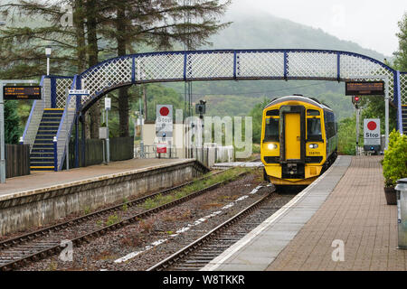 Inverness Zug von Kyle von Lochalsh bei Strathcarron Bahnhof ankommen, Wester Ross, NW Highlands von Schottland Stockfoto