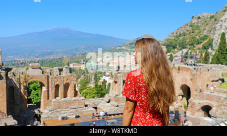 Schöne junge weibliche model in den Ruinen des antiken griechischen Theaters in Taormina mit dem Vulkan Ätna im Hintergrund, Sizilien, Italien Stockfoto