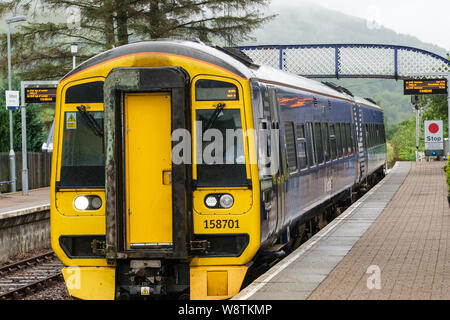 Inverness Zug von Kyle von Lochalsh bei Strathcarron Bahnhof ankommen, Wester Ross, NW Highlands von Schottland Stockfoto