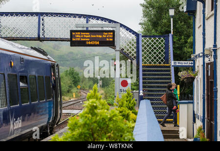 Inverness Zug von Kyle von Lochalsh bei Strathcarron Bahnhof ankommen, Wester Ross, NW Highlands von Schottland Stockfoto