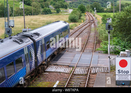 Zug für Kyle von Lochalsh verlassen Strathcarron Station, Wester Ross, NW Highlands von Schottland Stockfoto