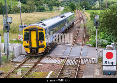 Zug für Kyle von Lochalsh verlassen Strathcarron Station, Wester Ross, NW Highlands von Schottland Stockfoto