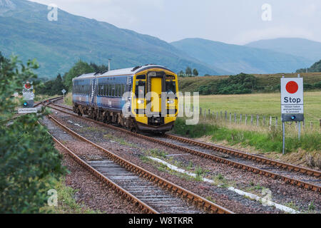 Der Zug nähert sich Strathcarron Station, Wester Ross, NW Highlands von Schottland Stockfoto