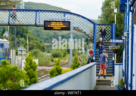 Zug für Kyle von Lochalsh verlassen Strathcarron Station, Wester Ross, NW Highlands von Schottland Stockfoto